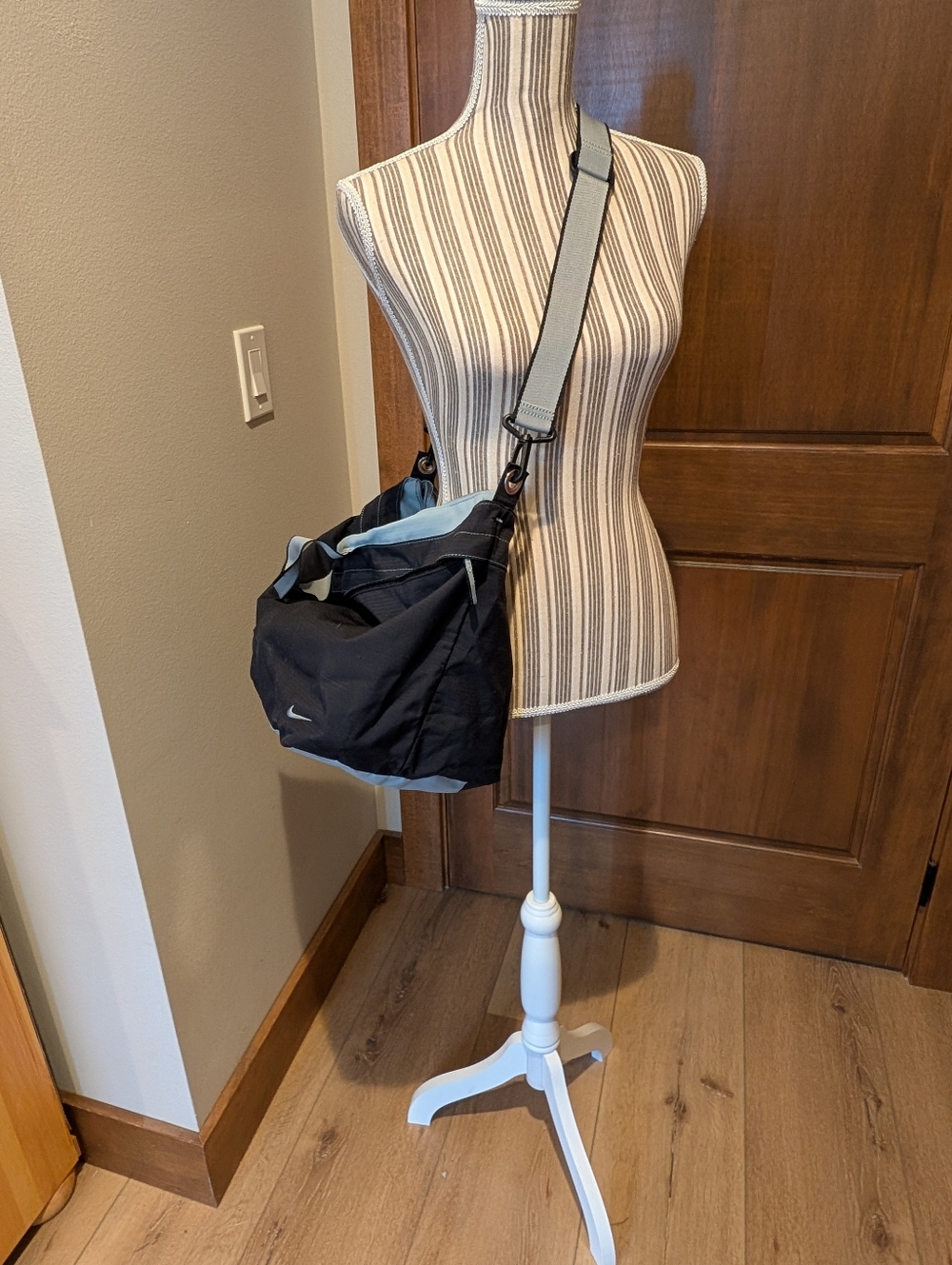 Nike Black Shoulder Crossbody Bag with Light Grey Accents